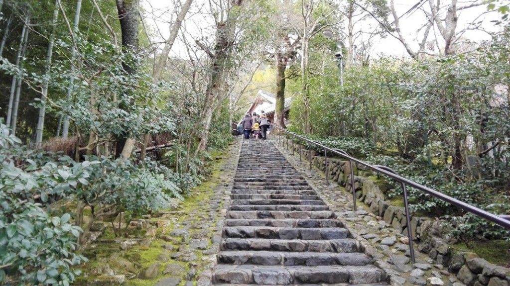 鈴虫寺の長い階段